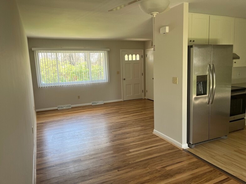 living room - 1818 W Loveland Ave