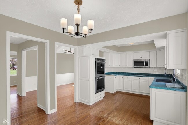 Building Photo - 3037 Golfview Dr