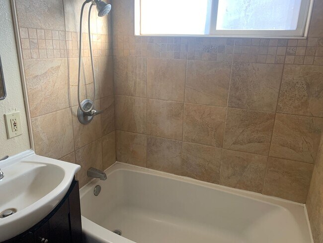 Building Photo - 3 Bedroom, 2 bath home in Chico, Just off the Esplanade, Excellent Location, Large Backyard