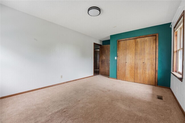Building Photo - 315 E Fairway Ln