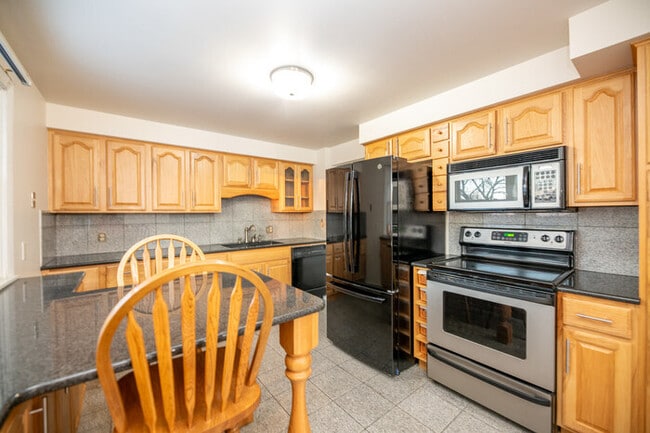 Building Photo - Home in Far North Peoria