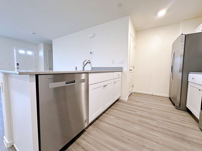 Building Photo - 1 MONTH FREE RENT* 3 BEDROOM TOWNHOUSE LOCATED IN INSPIRADA