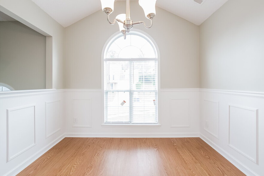 Building Photo - 413 Gresham Dr