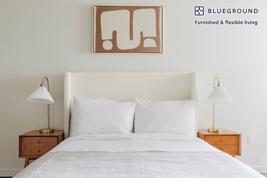 Building Photo - 2333 Calle Del Mundo