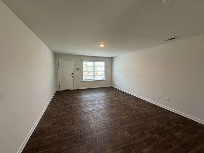 Building Photo - Move-in Ready with **Move-in Special** $25...