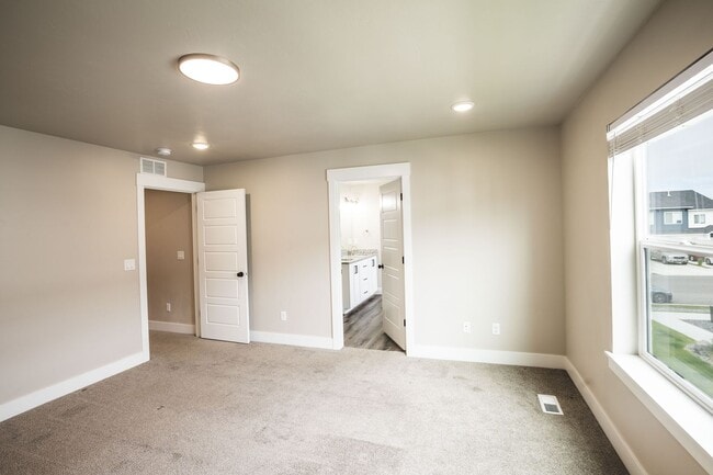 Building Photo - MODERN 4 BED 3 BATH TOWNHOME IN SUGAR CITY