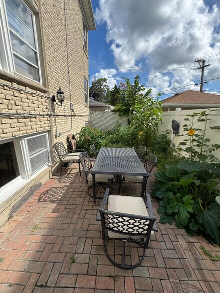 Building Photo - 6331 W Devon Ave