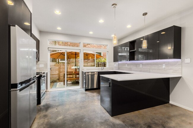 Building Photo - Newer 3 Bed 2.5 Bath Townhouse Close to Downtown