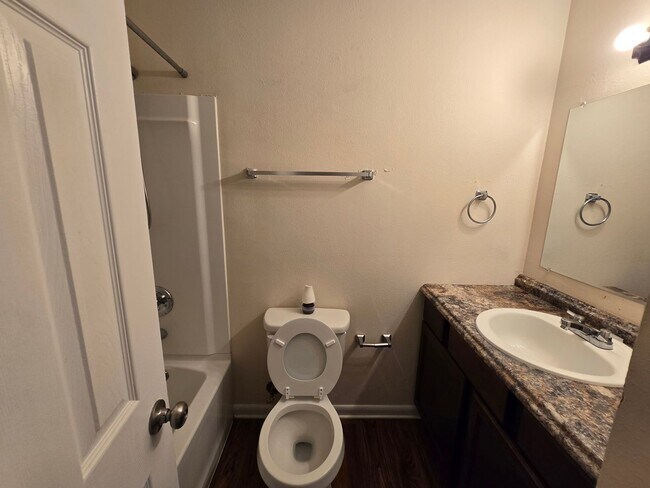 Building Photo - 2 bedroom 1 bath available for rent ~ trash and lawn care included!