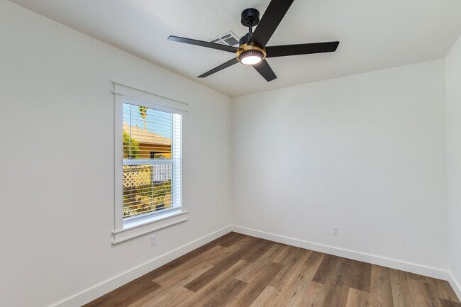 Building Photo - 1329