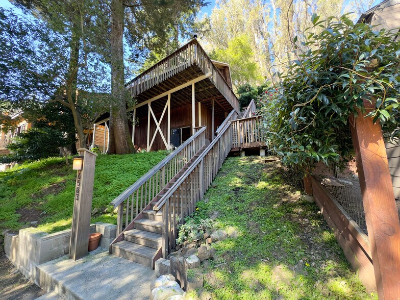 Building Photo - 6583 Valley View Rd