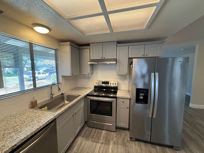 Building Photo - Updated single story home located in Ceres!