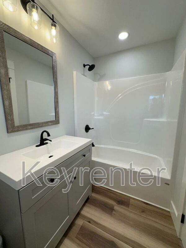 Building Photo - 210 7th St