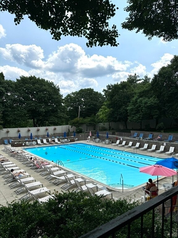 Building Photo - 33 Pond Ave