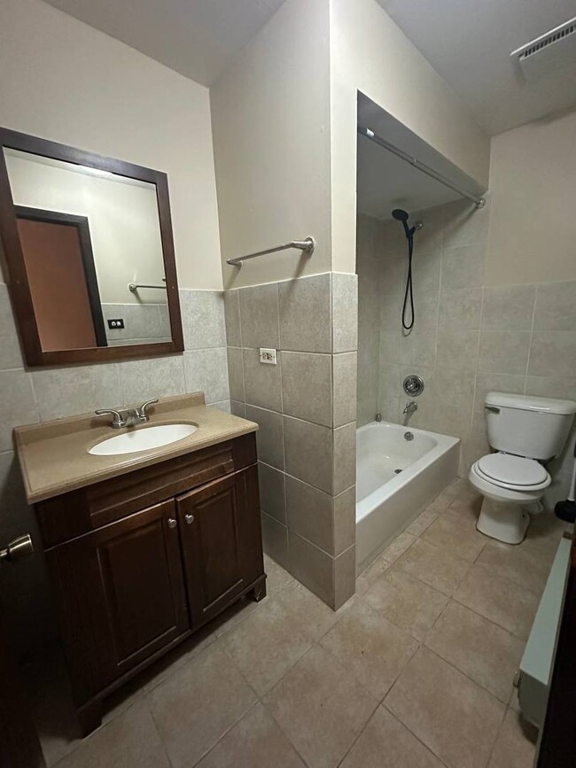 Building Photo - 5160 Thomas Dr