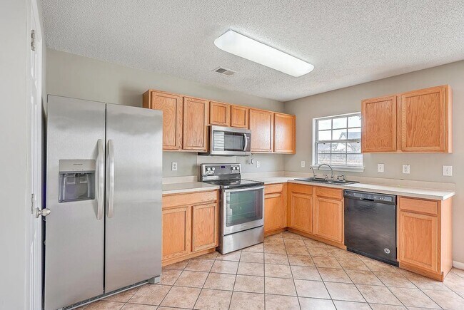 Building Photo - Spacious Living in Goose Creek