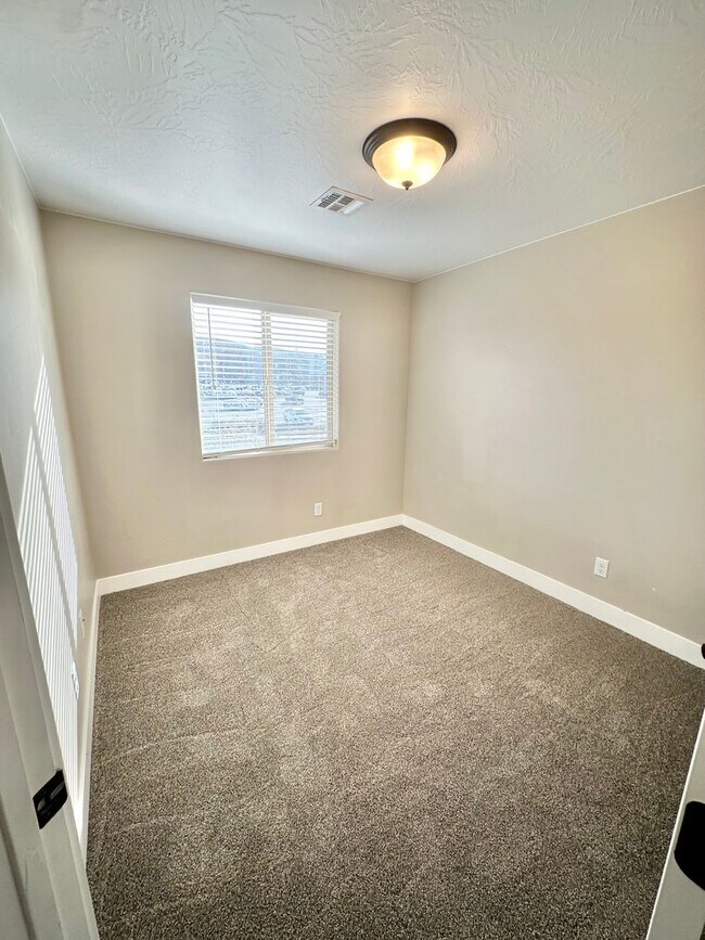 Building Photo - Desert Hills Gem!