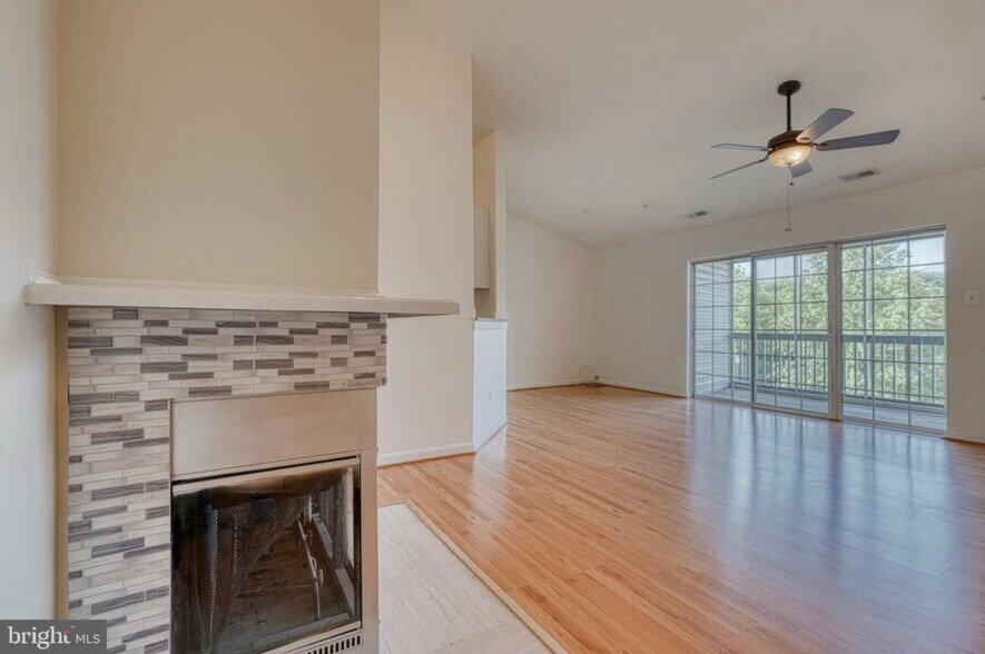 Building Photo - 300 Blue Water Ct