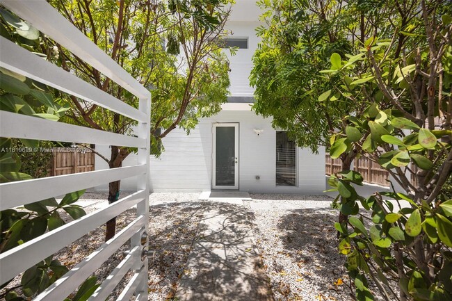 Building Photo - 3787 Thomas Ave