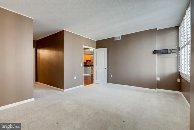 Building Photo - 851 N Glebe Rd