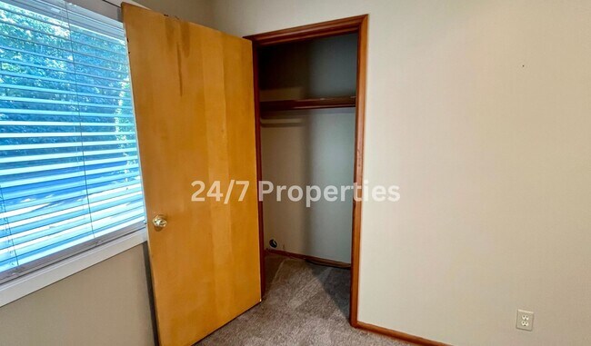 Building Photo - Spacious 4BD I 2BA Home w/ Separate Living...