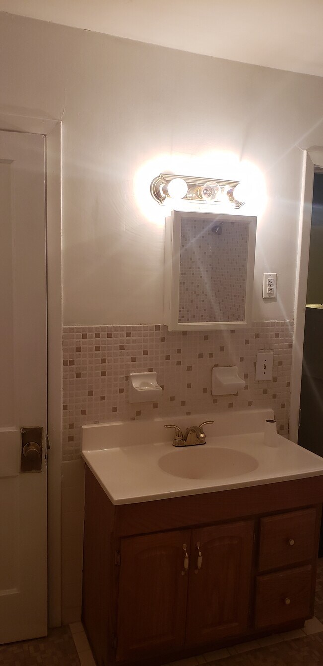 Bathroom #1 - 2005 Goodnor Rd