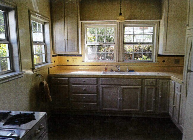 Building Photo - 1423 Cabrillo Ave