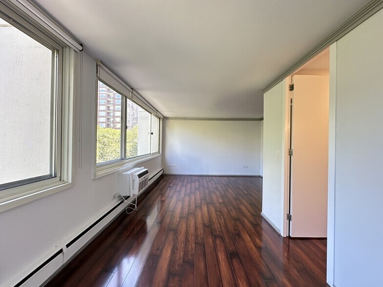 Building Photo - 1349 N Dearborn St