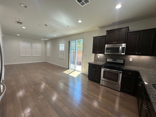 Building Photo - Beautiful Newer Home, Very Clean- Move In ...