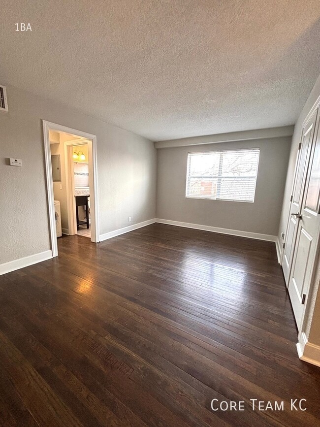 Primary Photo - Studio for Rent in West Plaza!