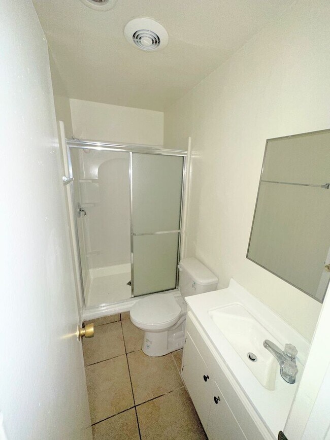 Building Photo - 2bd/1ba in North Hills with parking!