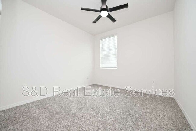 Building Photo - 2106 Rosewood Dr