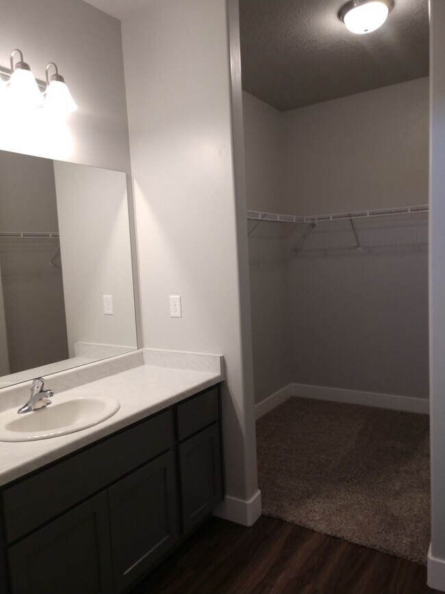 Building Photo - Rent Luxury! 3 bdrm. 2 bath South Jordan c...