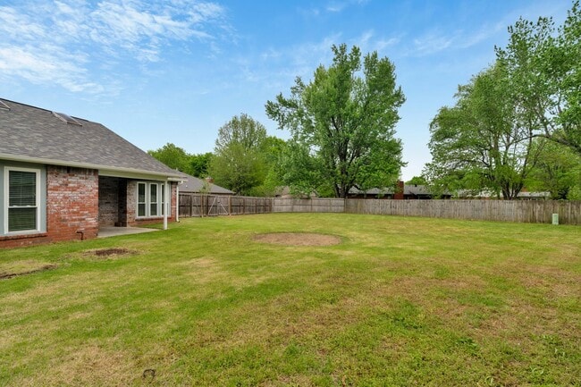 Building Photo - Beatifully Updated East Fay Home! Must See!