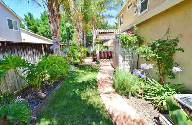 Building Photo - 541 Jacaranda St