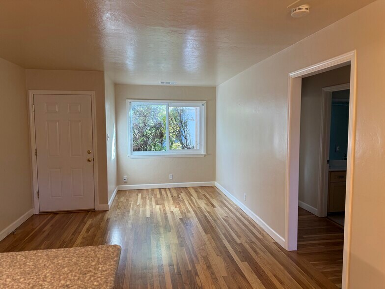 Living Room - 725 Laurel St