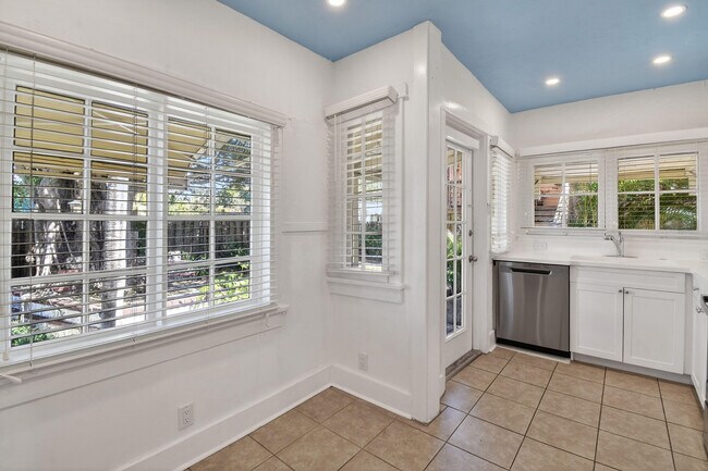 Building Photo - 208 S K St