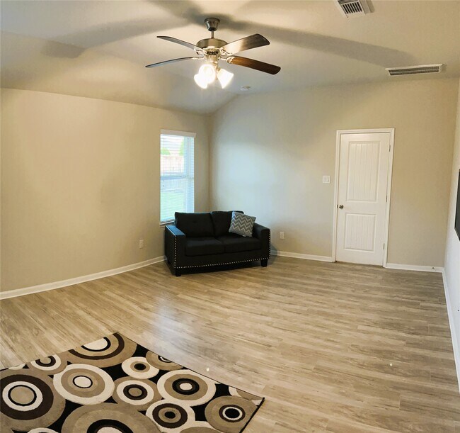 Building Photo - 1402 Central Heights Dr