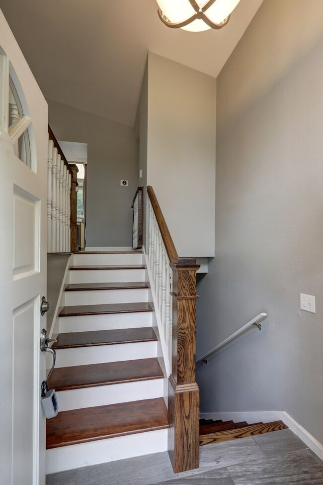 Building Photo - Beautiful 4bd, 2.5ba Home by Marymoor Park...