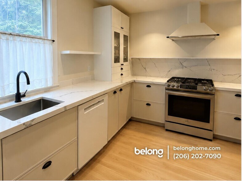Building Photo - 920 18th Ave