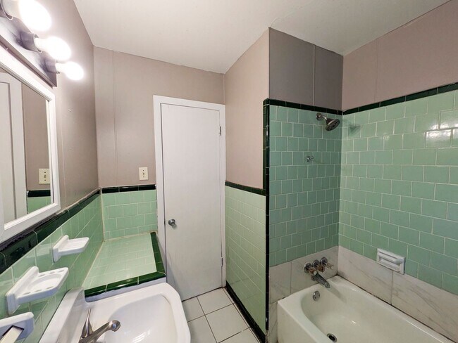 Building Photo - 3265 East Dr