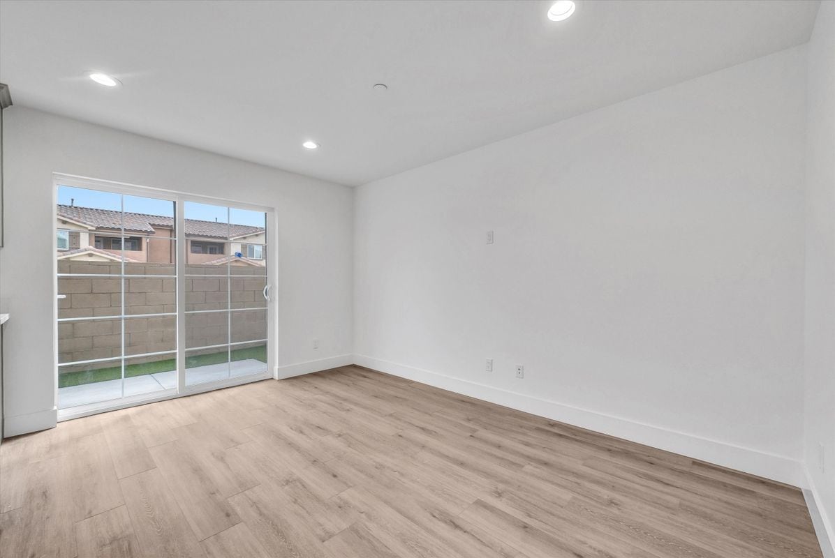 Building Photo - 16385 Valencia Ave