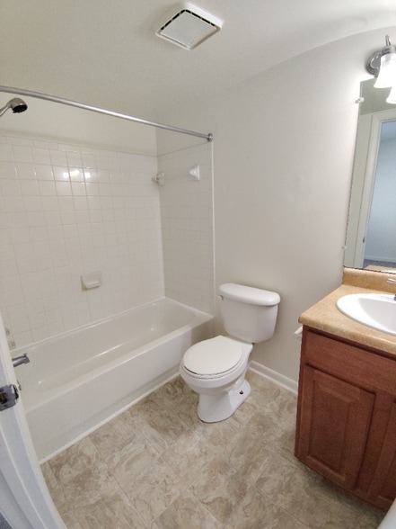 Building Photo - 600 Reusens Rd