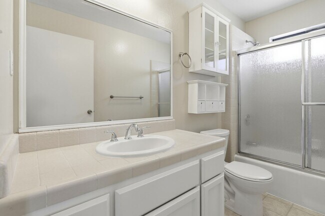 Building Photo - Great 3 Bedroom Townhome with Garage!