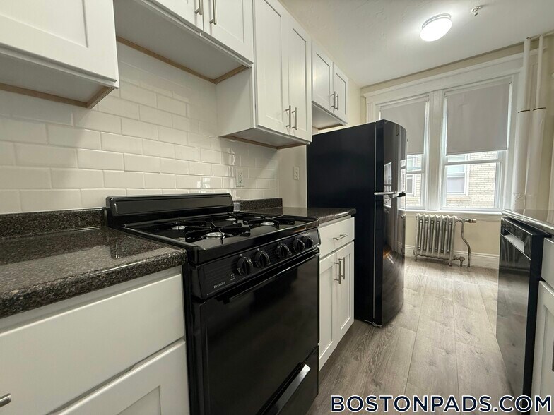 Building Photo - 231-235 Park Dr