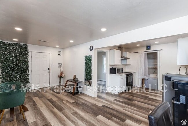 Building Photo - 3304 S 460 E