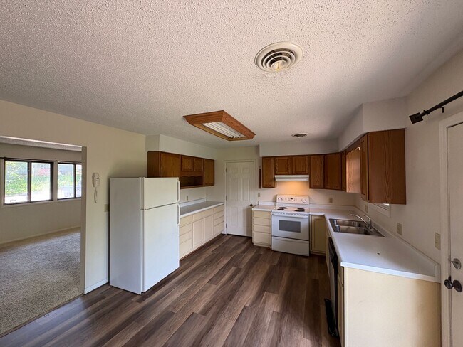 Building Photo - Charming 3-bedroom Home in Wamego close to West Elementary School