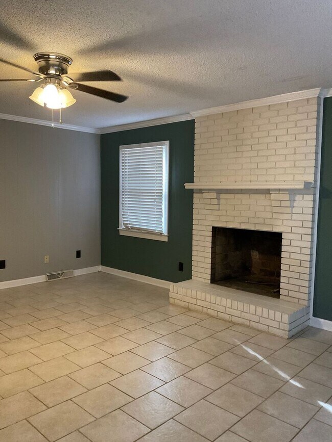 Building Photo - The Perfect 4 Bedroom!!!!