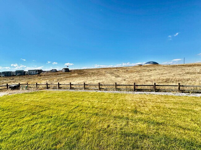 Building Photo - "Experience Spacious Living: 5-Bed, 3-Bath...
