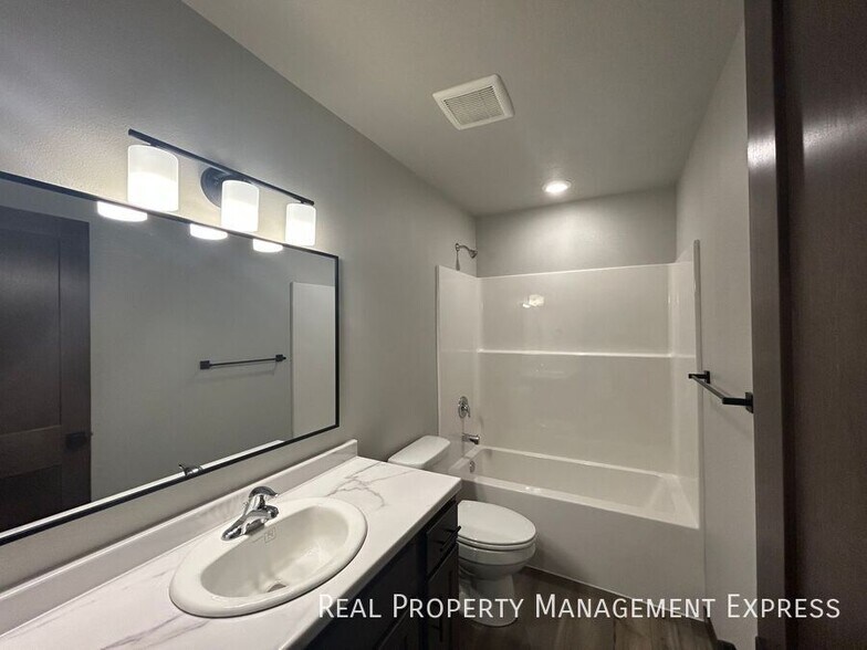 Building Photo - 3 Bedroom 2 Bathroom Home for Rent